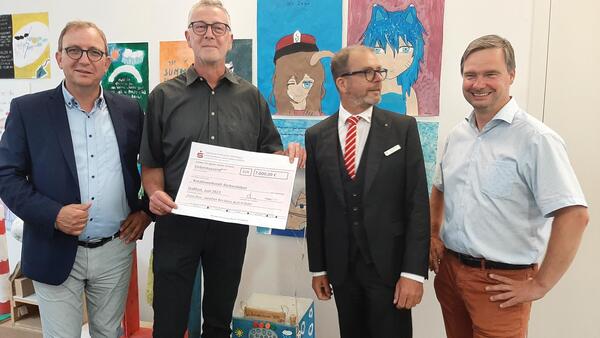 Bild vergr&ouml;&szlig;ern: Scheck�bergabe 2023-06