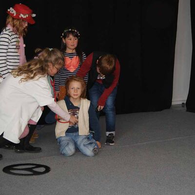Bild vergrößern: Theaterprobe Montessori 11_2022