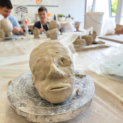 Bild vergr&ouml;&szlig;ern: 2025-09 Sek ASchweitzer Plastik (9)