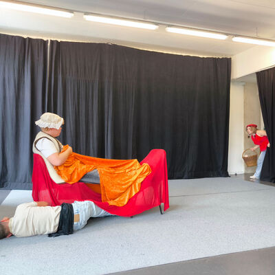 Bild vergr&ouml;&szlig;ern: 2025-09 Sek ASchweitzer Pr&auml;sentation Theater (3)