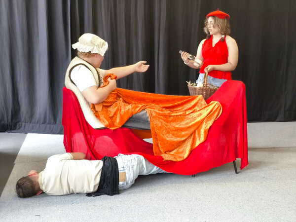 Bild vergr&ouml;&szlig;ern: 2025-09 Sek ASchweitzer Pr�sentation Theater (4)