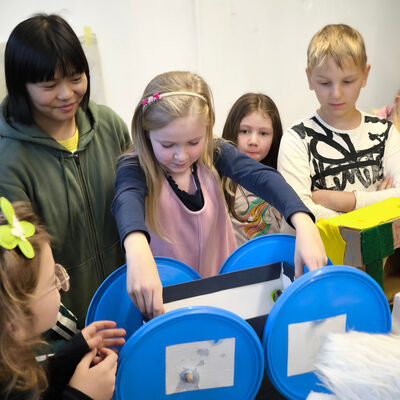 Bild vergr&ouml;&szlig;ern: 2025-11 GS Montessori Pr&auml;sentation Musik&Schrott (13)