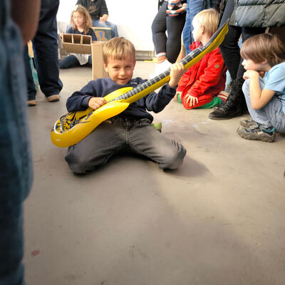 Bild vergr&ouml;&szlig;ern: 2025-11 GS Montessori Pr&auml;sentation Musik&Schrott (34)