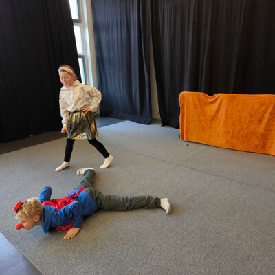 Bild vergr&ouml;&szlig;ern: 2025-11 GS Mehringen Theater (3)