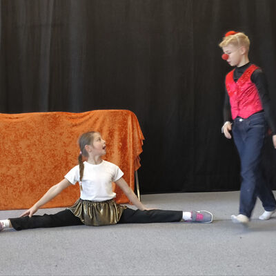 Bild vergr&ouml;&szlig;ern: 2025-11 GS Mehringen Pr&auml;sentatio Theater (4)