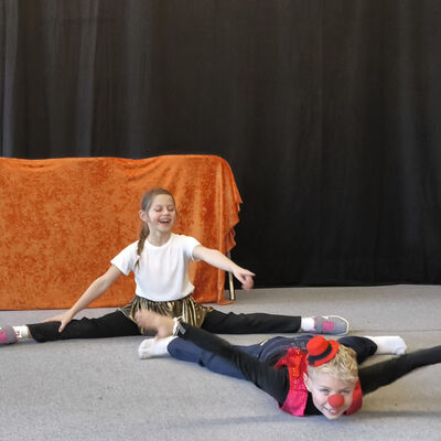 Bild vergr&ouml;&szlig;ern: 2025-11 GS Mehringen Pr&auml;sentatio Theater (5)