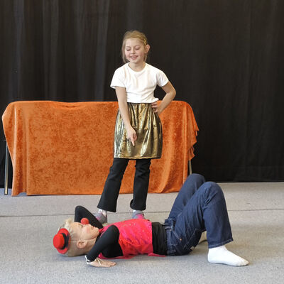 Bild vergr&ouml;&szlig;ern: 2025-11 GS Mehringen Pr&auml;sentatio Theater (6)