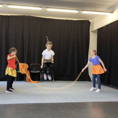 Bild vergr&ouml;&szlig;ern: 2025-11 GS Mehringen Pr&auml;sentatio Theater (18)