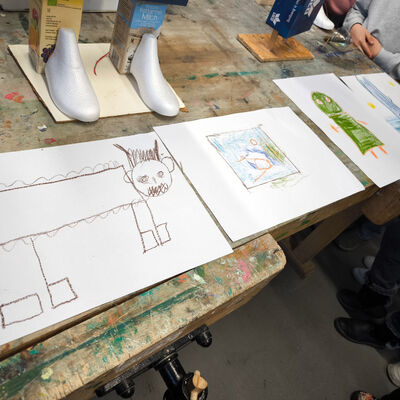 Bild vergr&ouml;&szlig;ern: 2025-11 GS Mehringen Pr&auml;sentation Plastik&Musik (3)