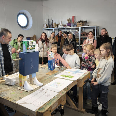 Bild vergr&ouml;&szlig;ern: 2025-11 GS Mehringen Pr&auml;sentation Plastik&Musik (5)