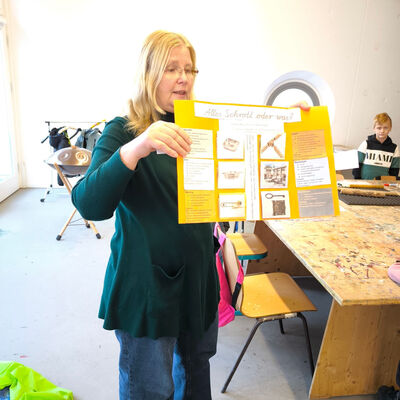 Bild vergr&ouml;&szlig;ern: 2025-11 GS Mehringen Pr&auml;sentation Plastik&Musik (14)