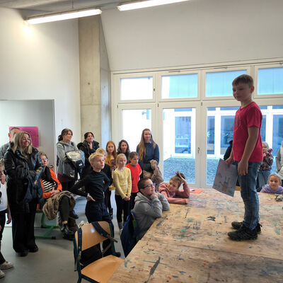 Bild vergr&ouml;&szlig;ern: 2025-11 GS Mehringen Pr&auml;sentation Plastik&Musik (21)