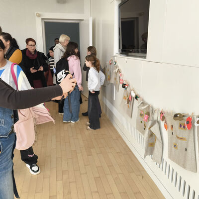 Bild vergr&ouml;&szlig;ern: 2026-01 sek Burgschule Pr&auml;sentation Textil (1)