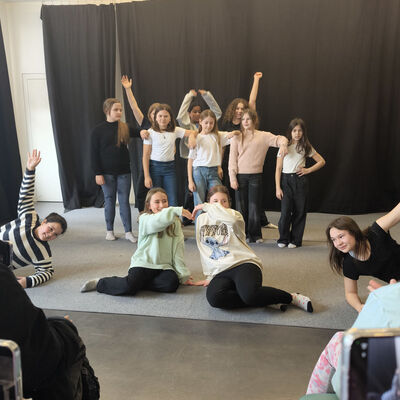 Bild vergr&ouml;&szlig;ern: 2026-01 Sek Burgschule Pr&auml;sentation Tanz (1)