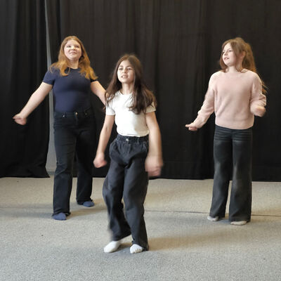 Bild vergr&ouml;&szlig;ern: 2026-01 Sek Burgschule Pr&auml;sentation Tanz (2)