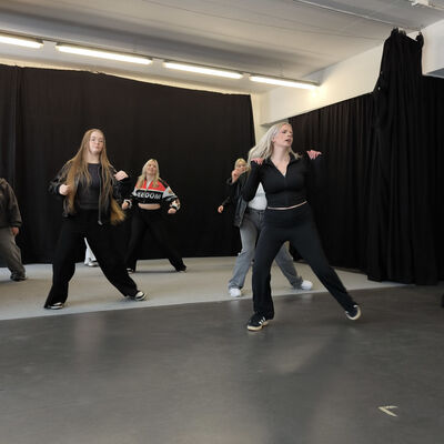 Bild vergr&ouml;&szlig;ern: 2026-01 BBS Wema Pr&auml;sentation Tanz (7)