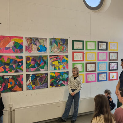 Bild vergr&ouml;&szlig;ern: 2026-02 GS Pfeilergraben Pr&auml;sentation Malerei2 (1)