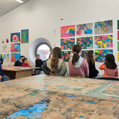 Bild vergr&ouml;&szlig;ern: 2026-02 GS Pfeilergraben Pr&auml;sentation Malerei2 (8)