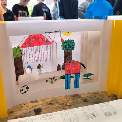 Bild vergr&ouml;&szlig;ern: 2025-02 GS Pfeilergraben Pr&auml;sentation Buch (4)