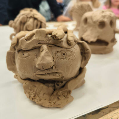 Bild vergr&ouml;&szlig;ern: 2026-02 GS Pfeilergraben Pr&auml;sentation Keramik (4)