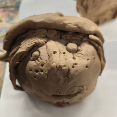 Bild vergr&ouml;&szlig;ern: 2026-02 GS Pfeilergraben Pr&auml;sentation Keramik (5)