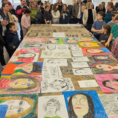 Bild vergr&ouml;&szlig;ern: 2026-02 GS Pfeilergraben Pr&auml;sentation Malerei1 (9)