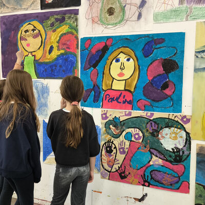 Bild vergr&ouml;&szlig;ern: 2026-02 GS Pfeilergraben Pr&auml;sentation Malerei1 (15)