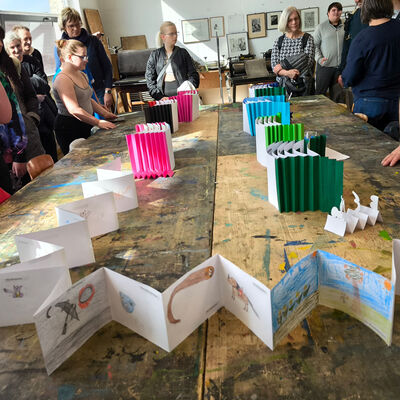 Bild vergr&ouml;&szlig;ern: 2026-03 Pestalozzi Pr&auml;sentation Buch (7)