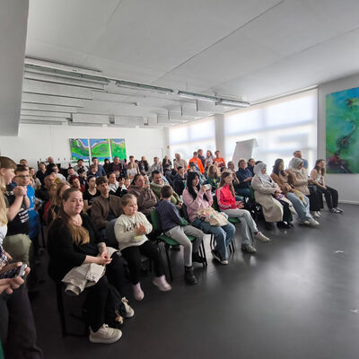 Bild vergr&ouml;&szlig;ern: 2026-03 Pestalozzi Pr&auml;sentation Tanz (1)