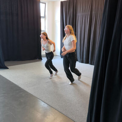 Bild vergr&ouml;&szlig;ern: 2026-03 Pestalozzi Pr&auml;sentation Tanz (2)