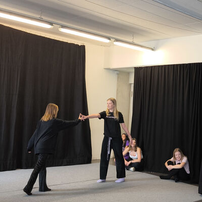 Bild vergr&ouml;&szlig;ern: 2026-03 Pestalozzi Pr&auml;sentation Tanz (3)