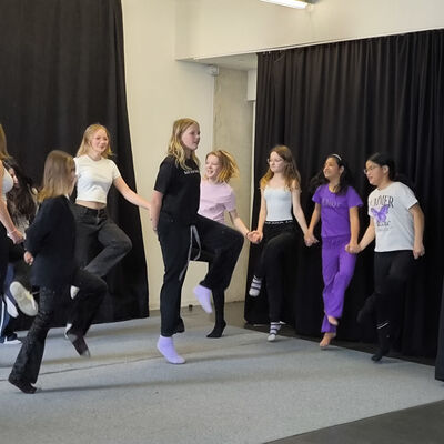 Bild vergr&ouml;&szlig;ern: 2026-03 Pestalozzi Pr&auml;sentation Tanz (4)